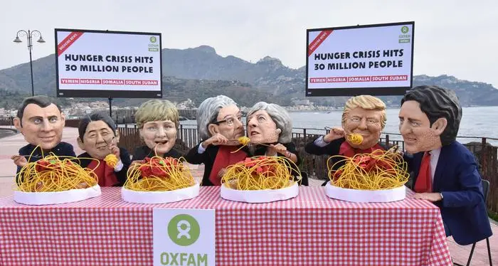 Trenta milioni di persone muoiono di fame: flash mob Oxfam al G7