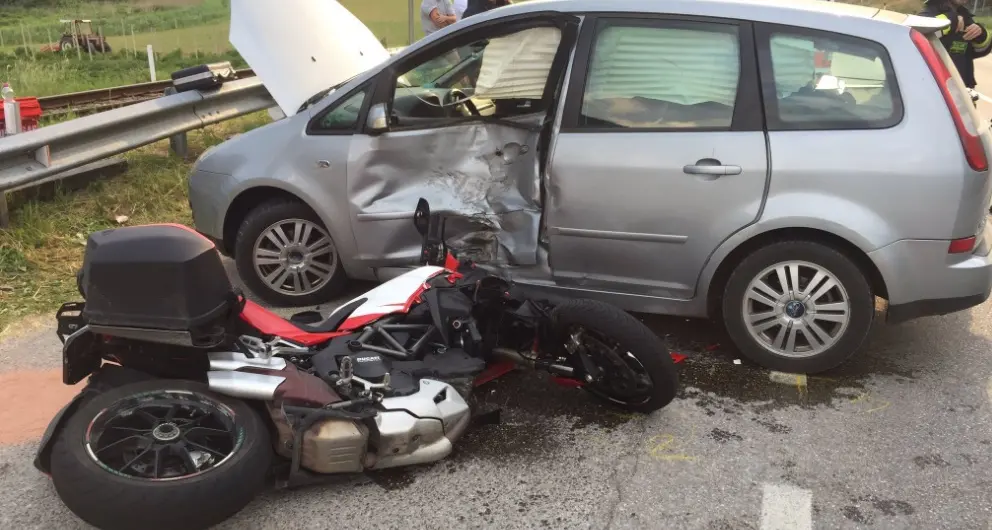 Incidente a Barco di Levico: scontro tra auto e moto