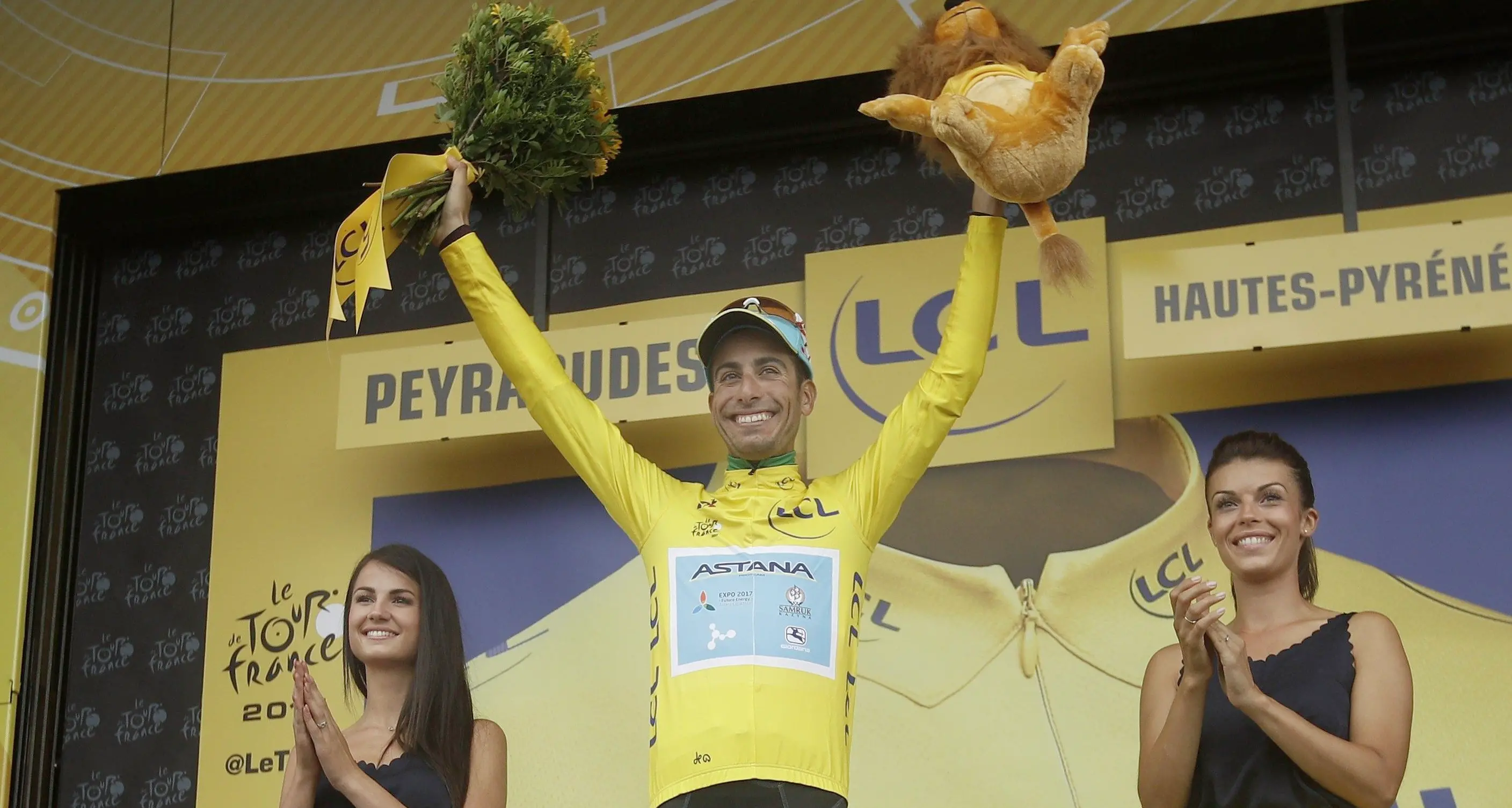 Fabio Aru stacca Froome e gli sfila la maglia gialla