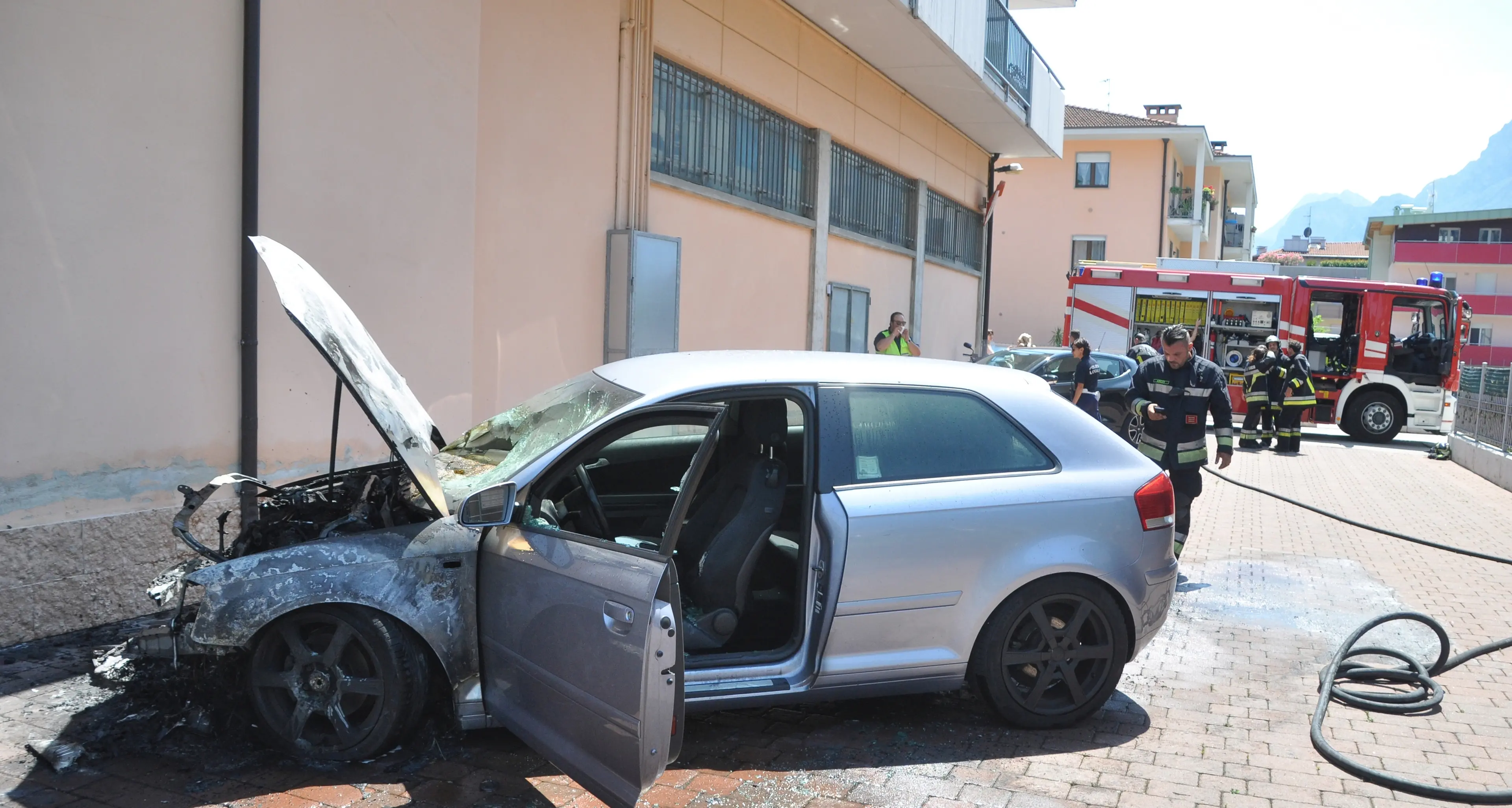 Surriscaldata: in fiamme l'auto parcheggiata in cortile
