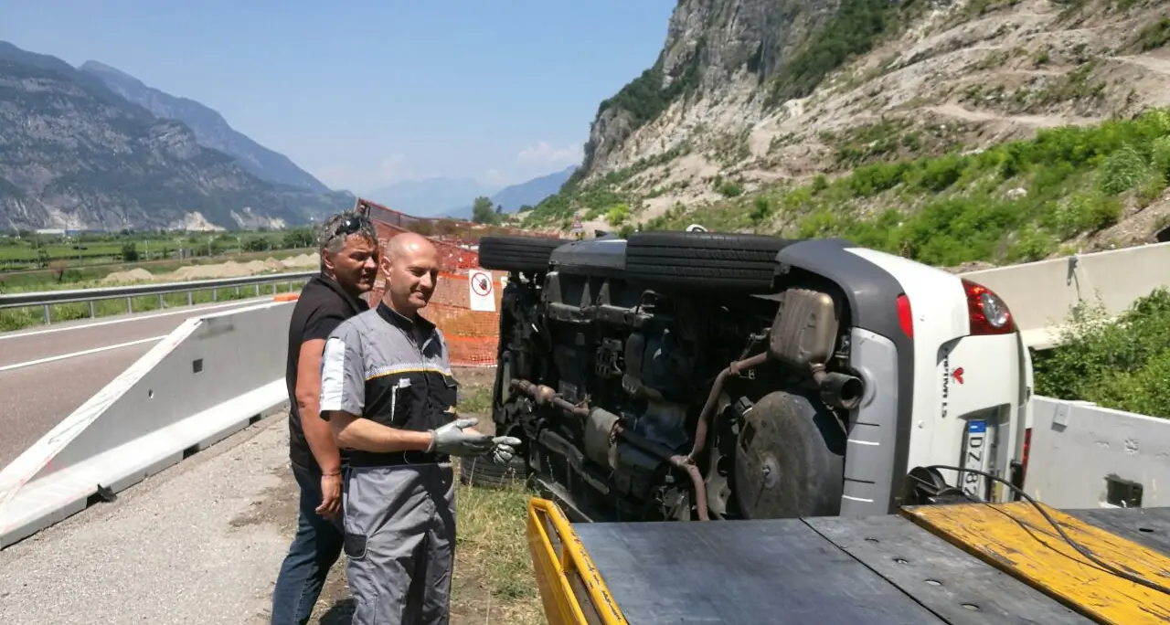Automobile finisce fuori strada a Besenello