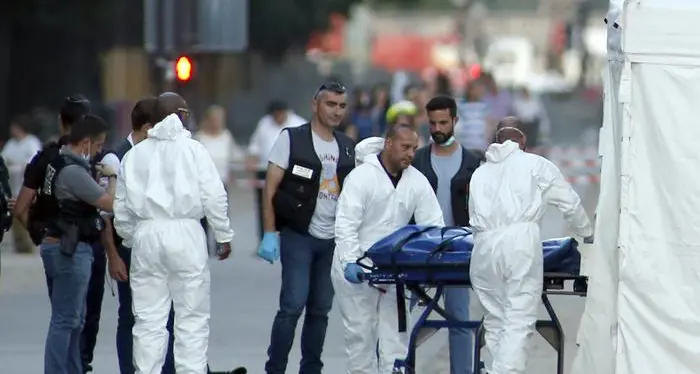 Il terrorista di Parigi segnalato dal 2013 Champs Elysees, fermati 4 suoi familiari