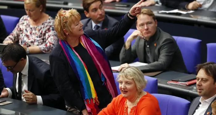 La Germania dice sì al matrimonio gay