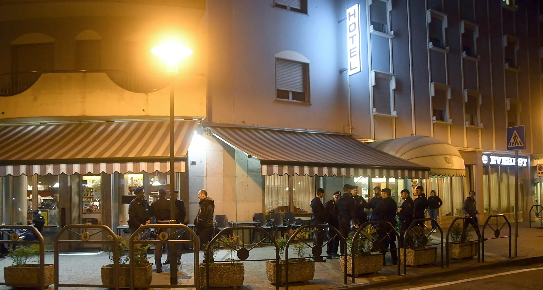 Sassate contro l'hotel Azione anti Forza Nuova