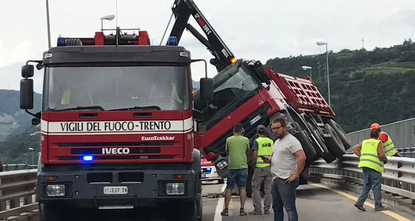 Trento, incidente a Roncafort Camion si ribalta sul cavalcavia