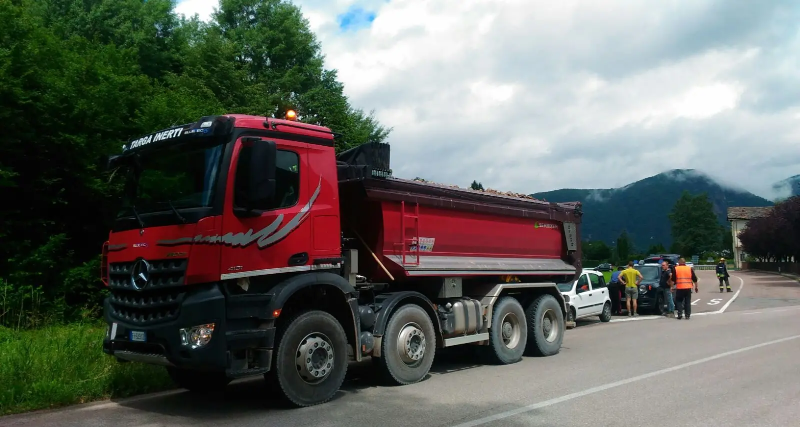 Un ciclista investito da un camion Lona-Lases, l'incidente all'incrocio
