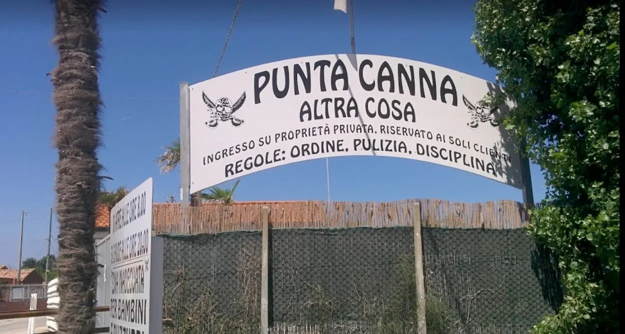 Chioggia, via i cartelli fascisti al mare Scontro politico sul reato di apologia