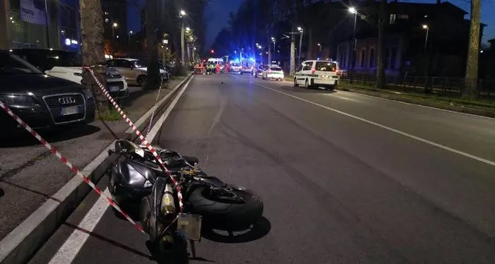 Torino, moto fuori strada investe pedone: tre morti