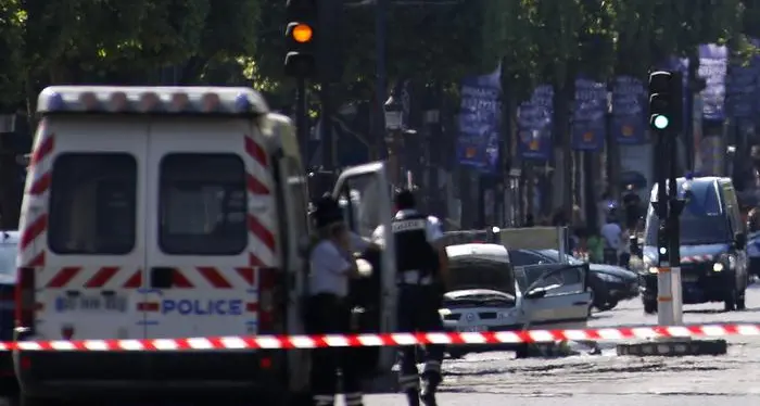 Parigi, auto contro la folla Paura davanti alla moschea