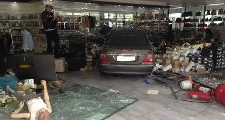 Sbaglia col cambio automatico Mercedes sfonda una vetrina
