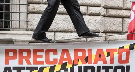 Lavoro: 84% lo cerca tramite amici,25% a centri impiego