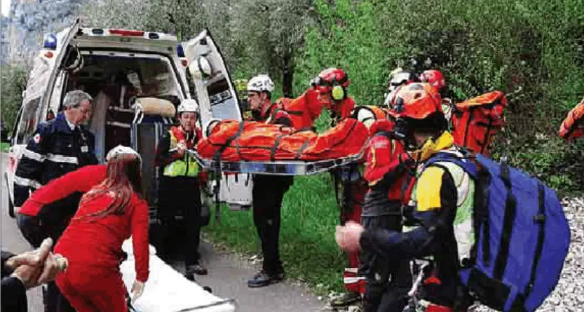 Si stacca la roccia in parete Cade per oltre 30 metri