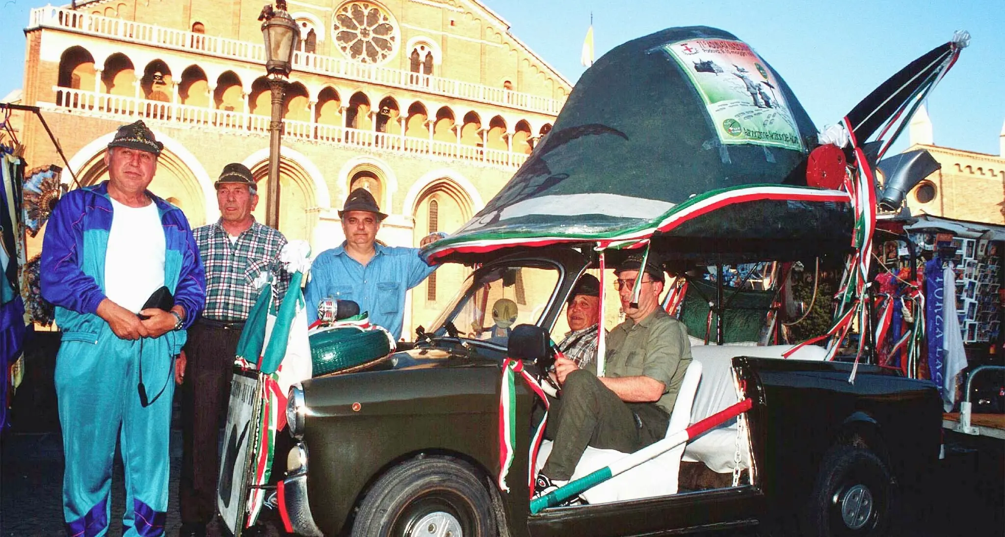 Baglioni: «Sanremo non sarà un raduno di alpini» Ora gli alpini, offesi, chiedono le scuse