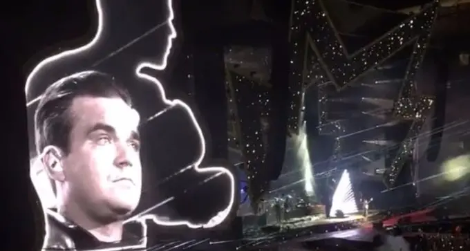 Robbie Williams in lacrime dedica Angels alle vittime di Manchester