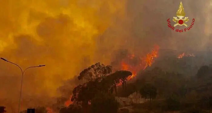Incendi, emergenza continua Evacuato villaggio turistico