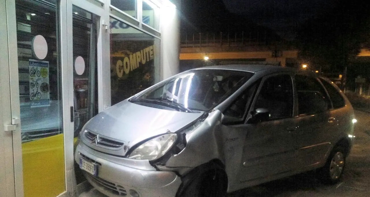 Auto fuori strada in via Maccani La macchina contro una vetrina
