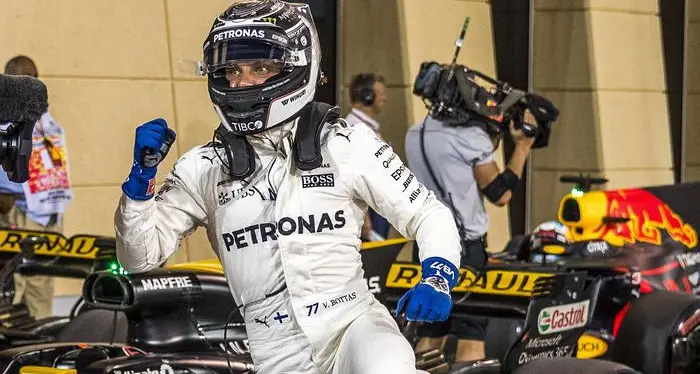 Gp Bahrain 2017, Bottas in pole e prima fila Mercedes