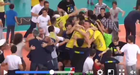 La squadra del cuore vince e il cronista perde il controllo