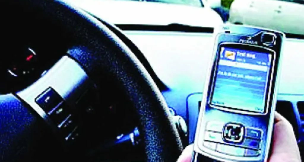 Telefonate al volante, sospensione della patente