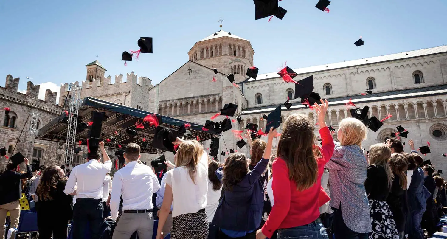 Trento, festa in piazza per 446 neolaureati