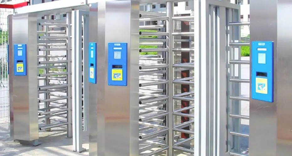 Basta degrado nei bagni alla stazione delle corriere Ecco i tornelli: accesso a pagamento o con tessera Mitt