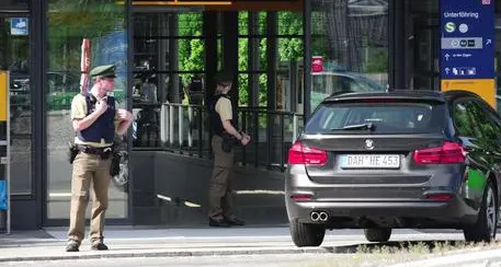 Monaco, disarma agente e spara nella metro