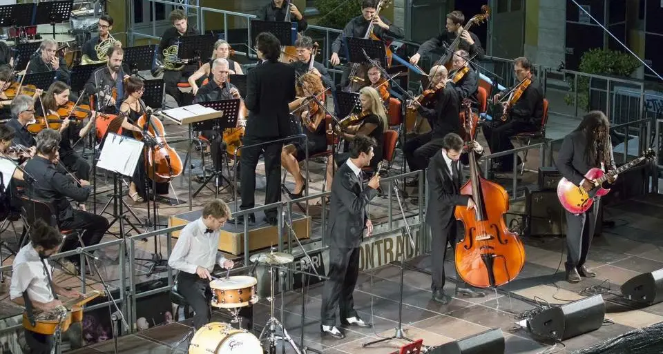 Le band interpretano la classica