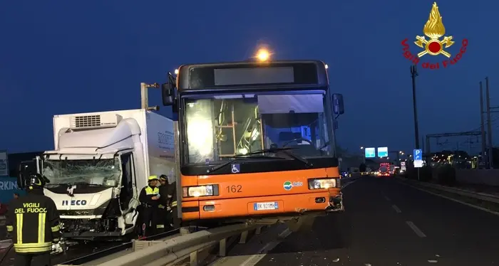 Camion tampona autobus 24 passeggeri in ospedale