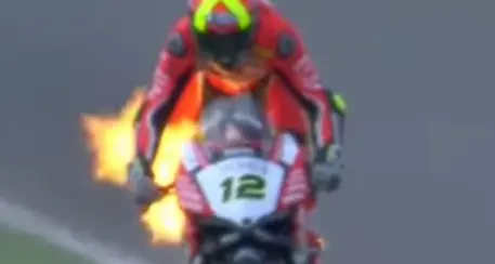 Moto: Ducati prende fuoco, paura per lo spagnolo Fores