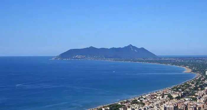 Terracina, uomo annega dopo aver salvato 3 bimbi in mare