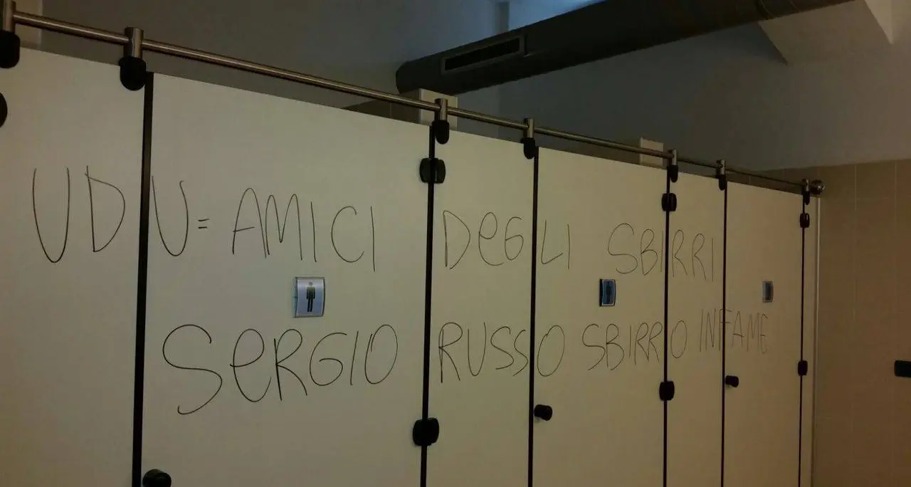 Dibattito sul bullismo, scritte contro Udu e polizia