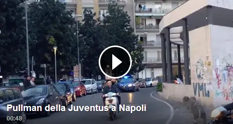 Pullman della Juve a Napoli: l'imponente scorta (e i motorini)