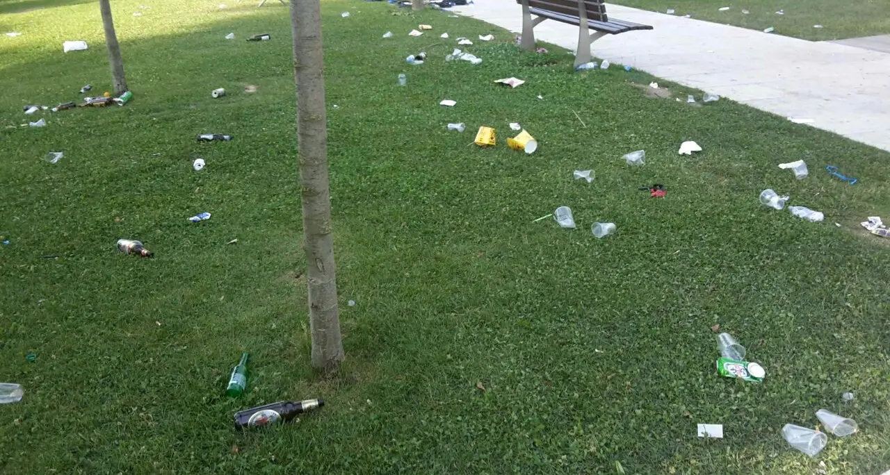 La festa degli studenti è un successo Il giorno dopo parco pieno di rifiuti Albere, danneggiamenti e furti