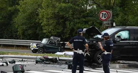 Alla guida con il cellulare Uccide un uomo. Arrestato