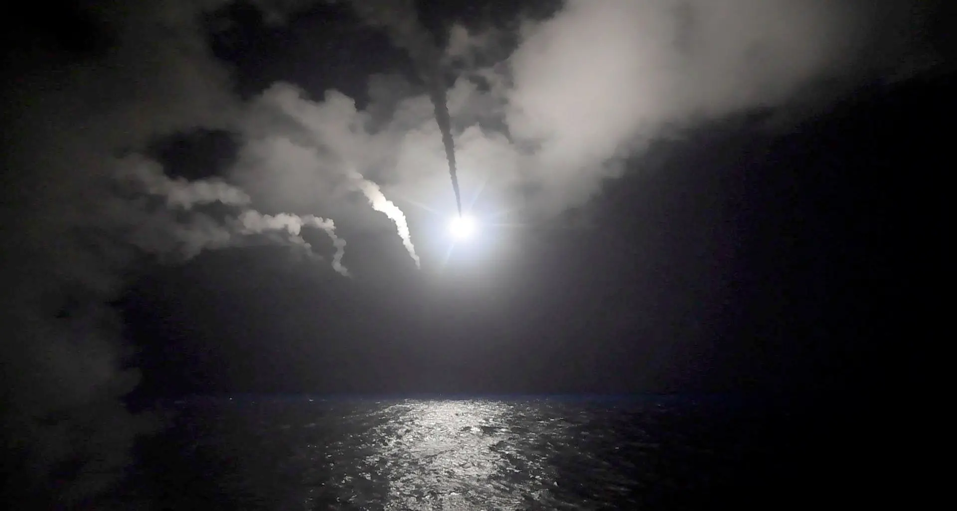 Siria, Trump ha sferrato l'attacco: 59 missili cruise sulla base aerea del presunto bombardamento con gas