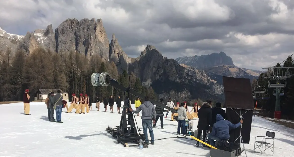 Bollywood gira sulle Dolomiti Balletti indiani sotto le vette