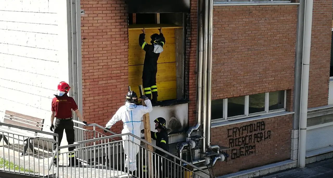 Povo, tecnici al lavoro dopo l'attentato incendiario