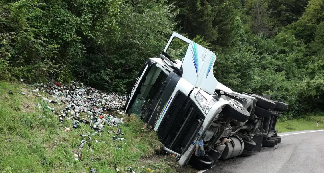 Camion carico di vetro si ribalta: disagi al traffico in valle di Non