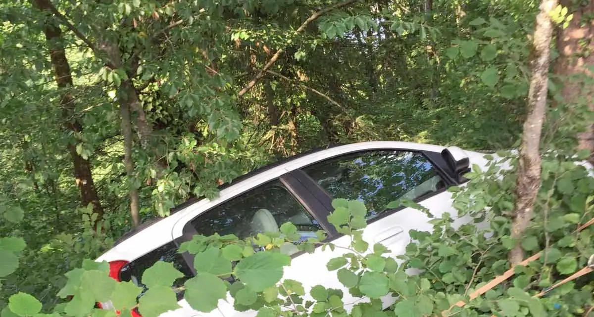 Barone de Cles si lancia fuori dall'auto: salvo