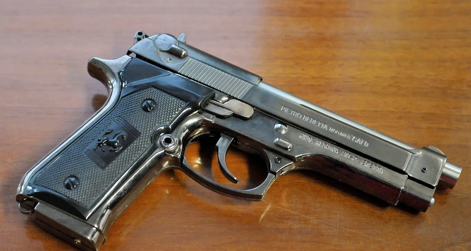Sulla corriera estrae la pistola giocattolo