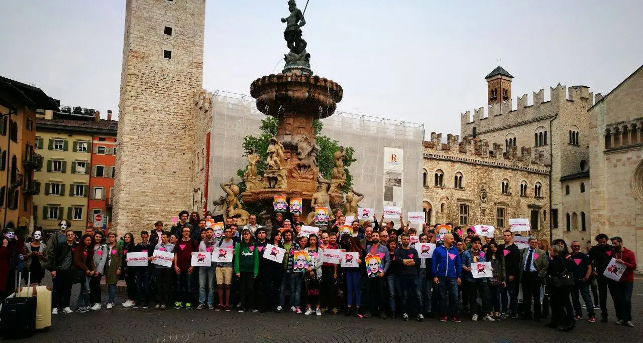 Omosessuali deportati in Cecenia Flash mob di denuncia anche a Trento