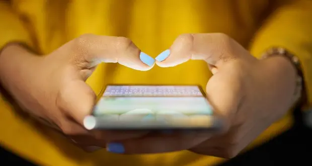 In simbiosi con lo smartphone, le donne più a rischio dipendenza