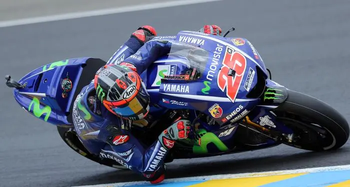Rossi cade quando era secondo, in Francia vince Vinales