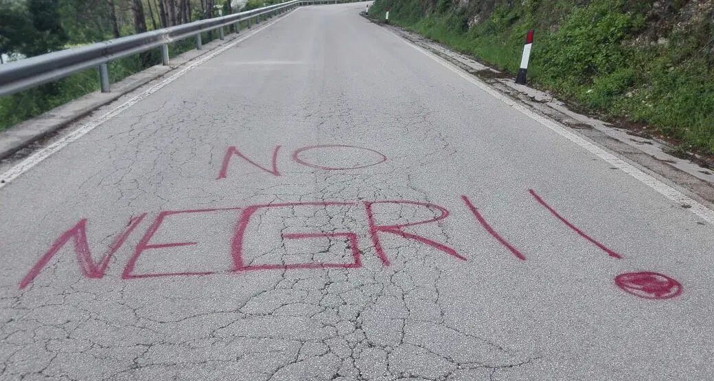 Tres, la vergognosa scritta per l'arrivo dei richiedenti asilo