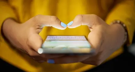 In simbiosi con lo smartphone Le donne a rischio dipendenza