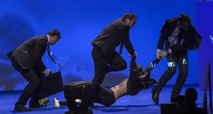 Marine Le Pen contestata dalle Femen a un comizio
