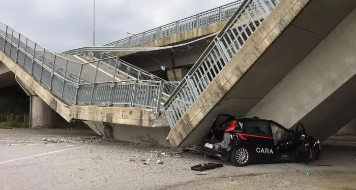 Cavalcavia crolla sull'auto dei carabinieri: miracolati