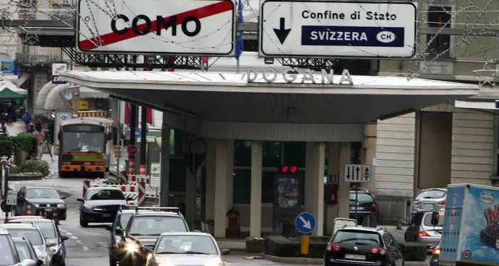 Svizzera, valichi chiusi contro i «criminali» italiani: polemica