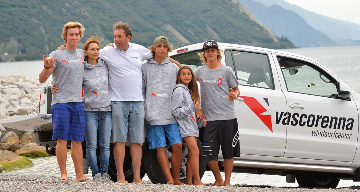 La dinastia del windsurf che solca il lago di Garda