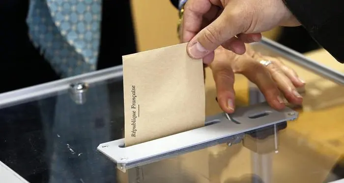 Francia: aperti seggi, cruciale ballottaggio Macron-Le Pen